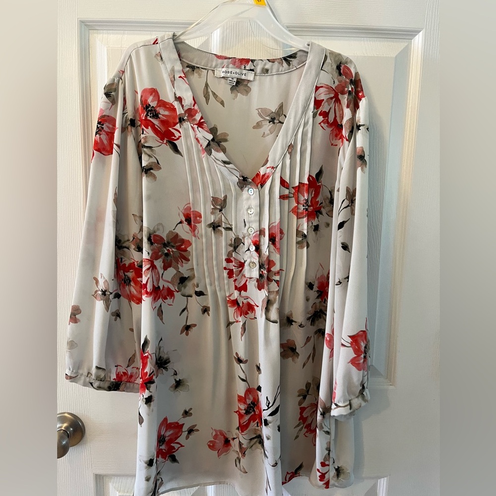 Rose + Olive 1X Feather White Red Floral 3/4 Sleeve Top.